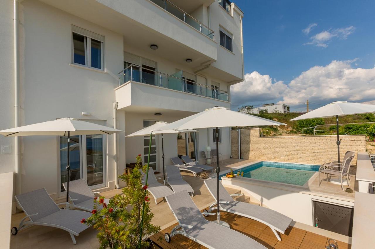 Luxury Villa Bello Horizonte With Swimming Pool Split Exterior photo