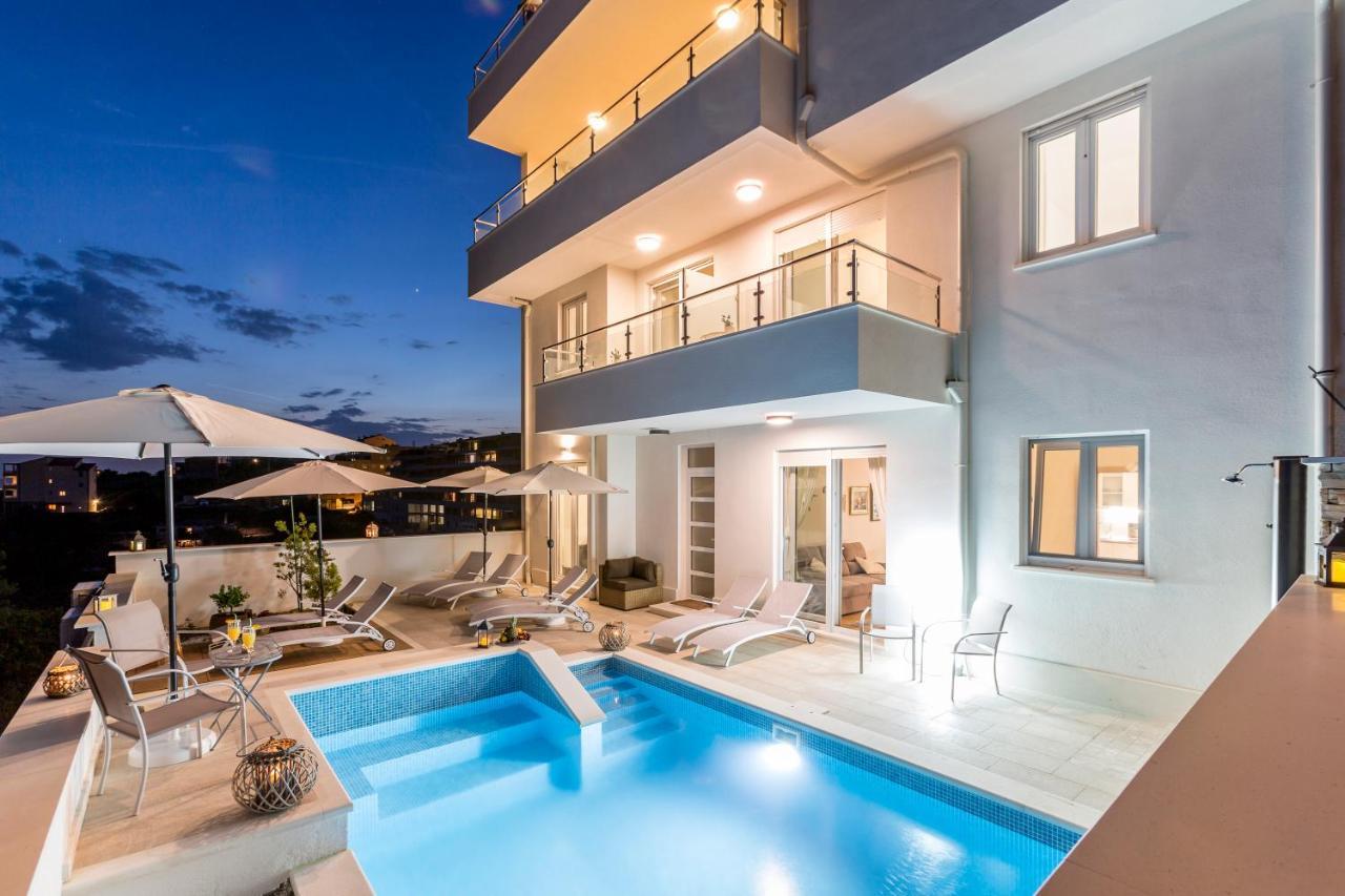 Luxury Villa Bello Horizonte With Swimming Pool Split Exterior photo